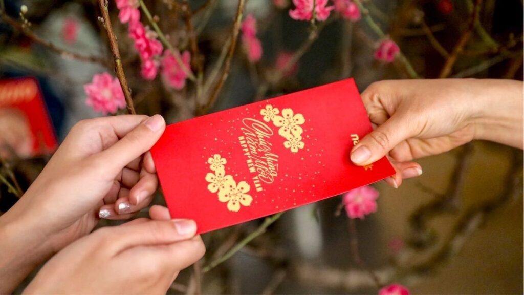 Ý nghĩa bao lì xì màu đỏ, màu vàng và họa tiết hoa mai hoa đào Phúc Lộc Thọ